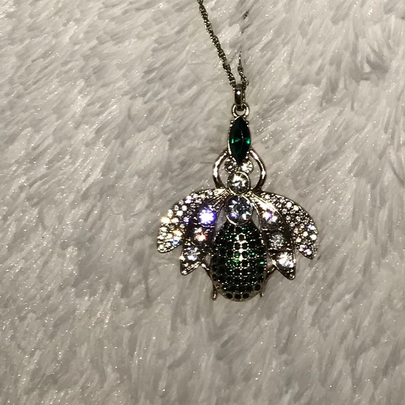 ***Sold***Vintage gold Gucci Bee Charm 30in chain - Picture 3 of 3